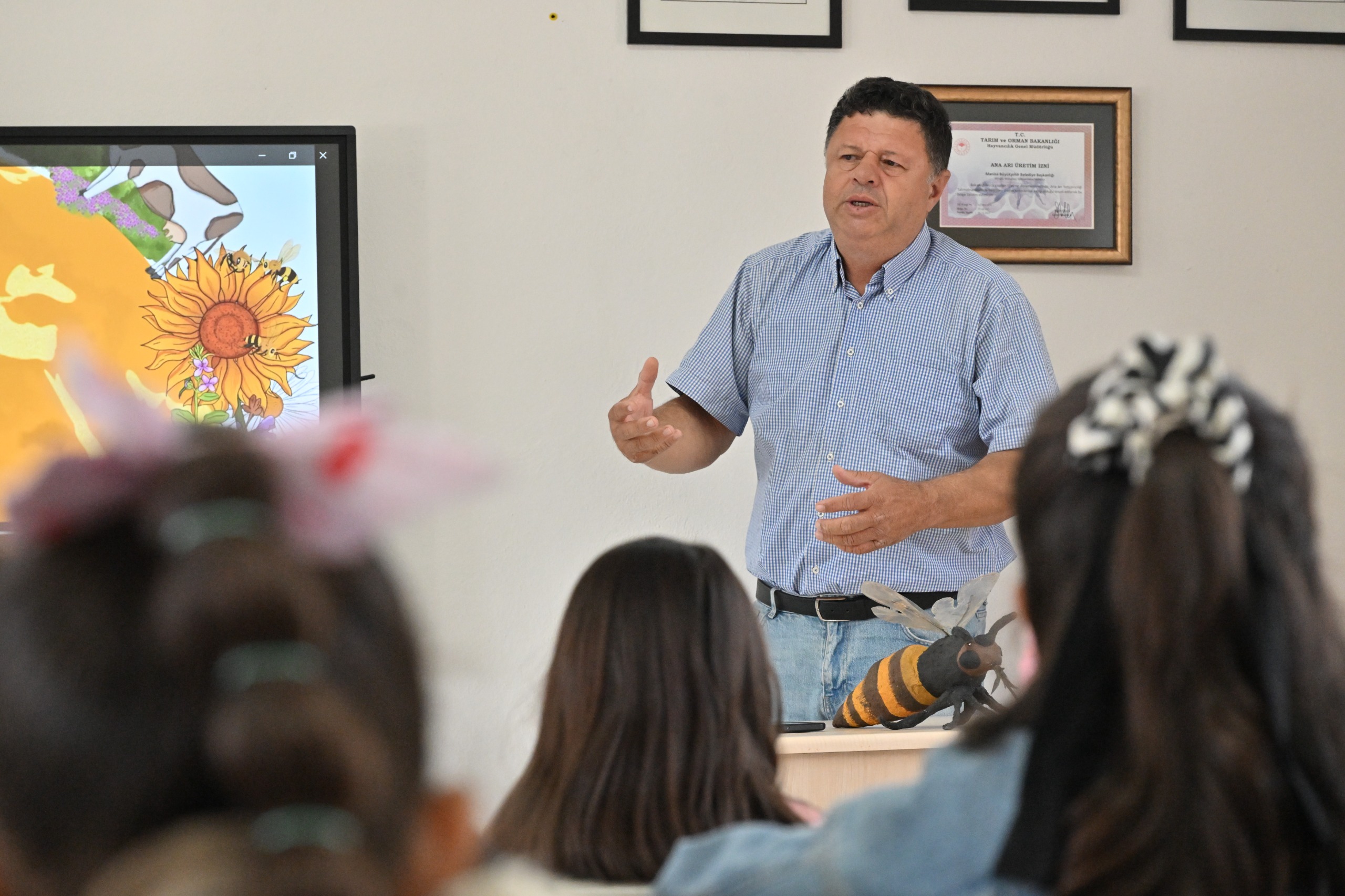 Minik Öğrenciler, Arıların Dünyasını İnceleyerek Öğrendi (8)