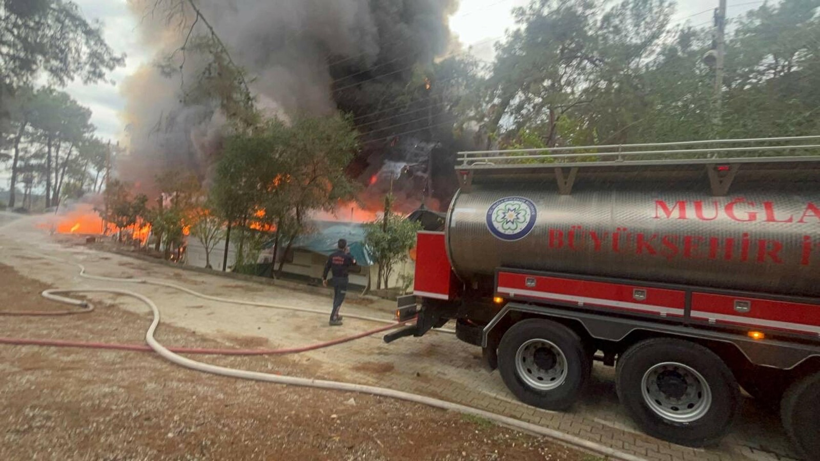 Ekipler alevlere müdahale ediyor: Orman tehdidi devam ediyor