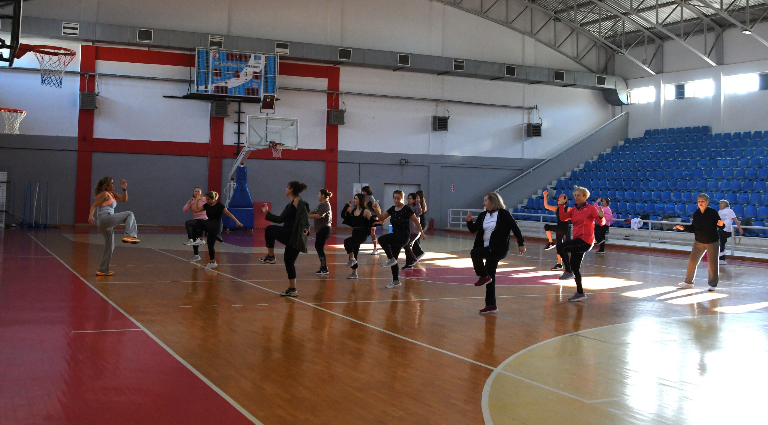 Narlidere’de Kadinlar Güne Sağlikli Ve Enerji̇k Başliyor (1)