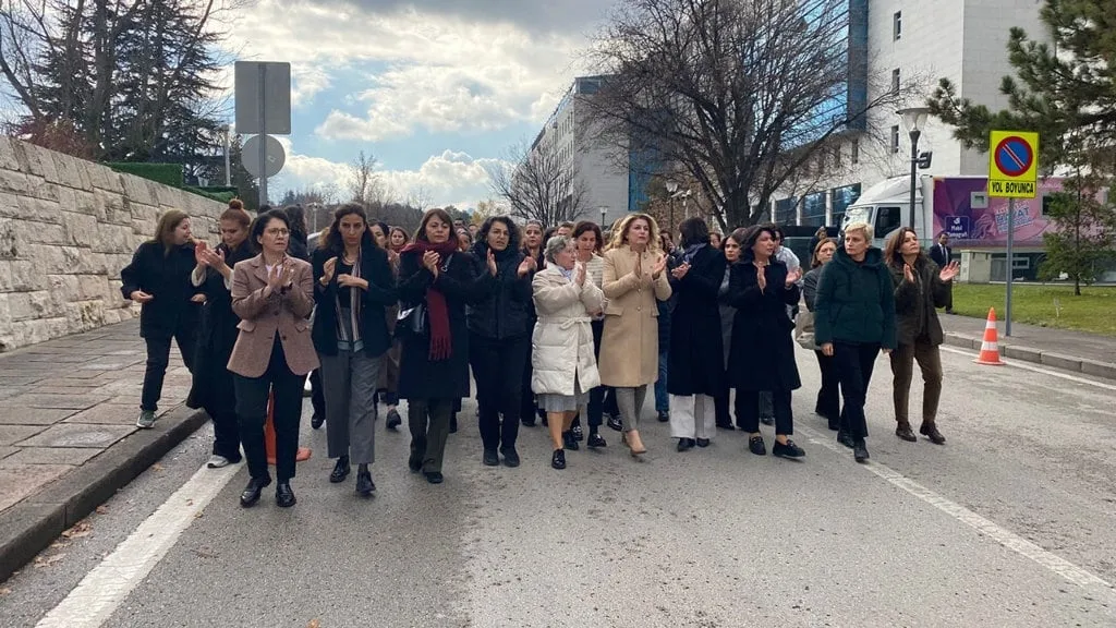 Tbmm'deki Taciz Skandalına Kadın Vekiller Ses Çıkardı! Polis Barikatları Aşıldı