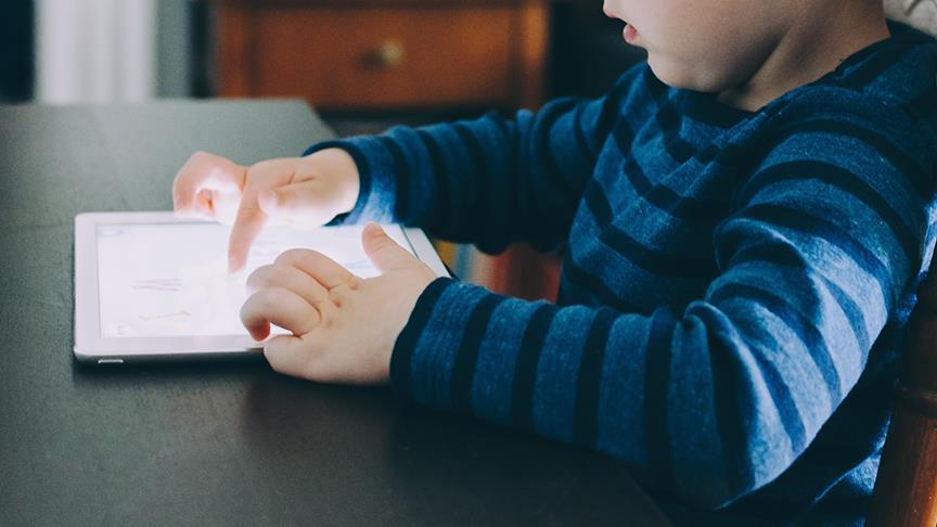 Telefon Oynayan Çocuk