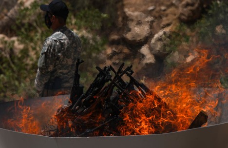 PKK simgesel olarak silahlarını yakmıştı