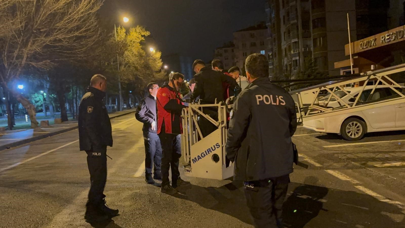 Üçüncü Kattan Çarşafla Indiler, Çıkıntıda Yakalandılar1