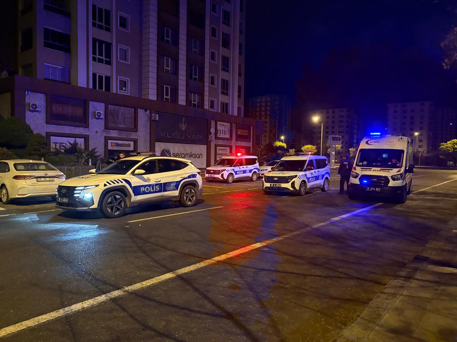 Üçüncü Kattan Çarşafla Indiler, Çıkıntıda Yakalandılar3