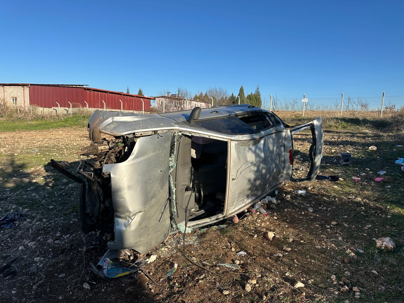 Uşak’ta Otomobil Tarlaya Savruldu2