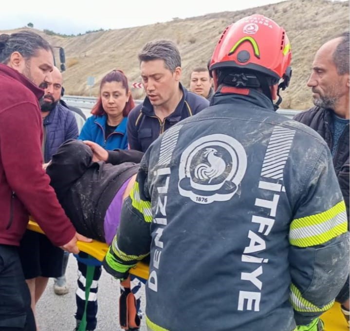 Araçta sıkışan yaralılar ekiplerce kurtarıldı