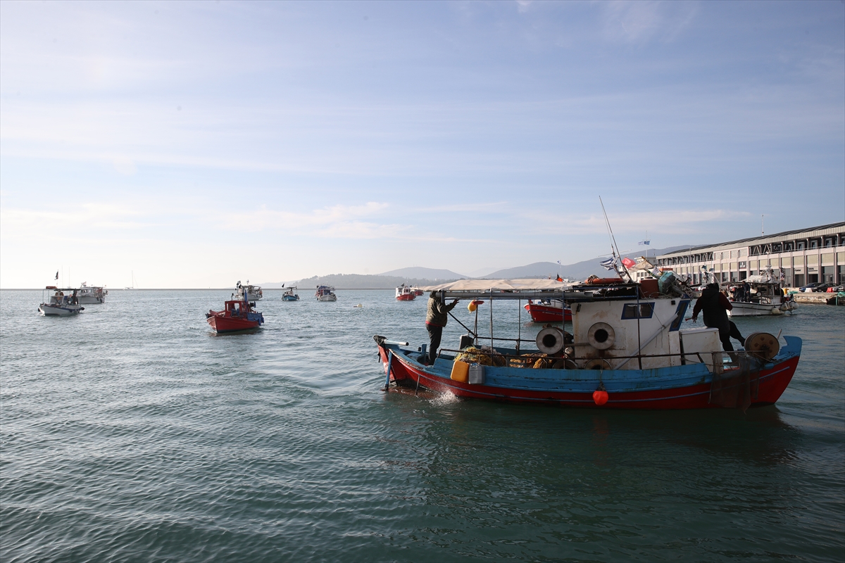 Liman girişleri traktörlerle kapatıldı