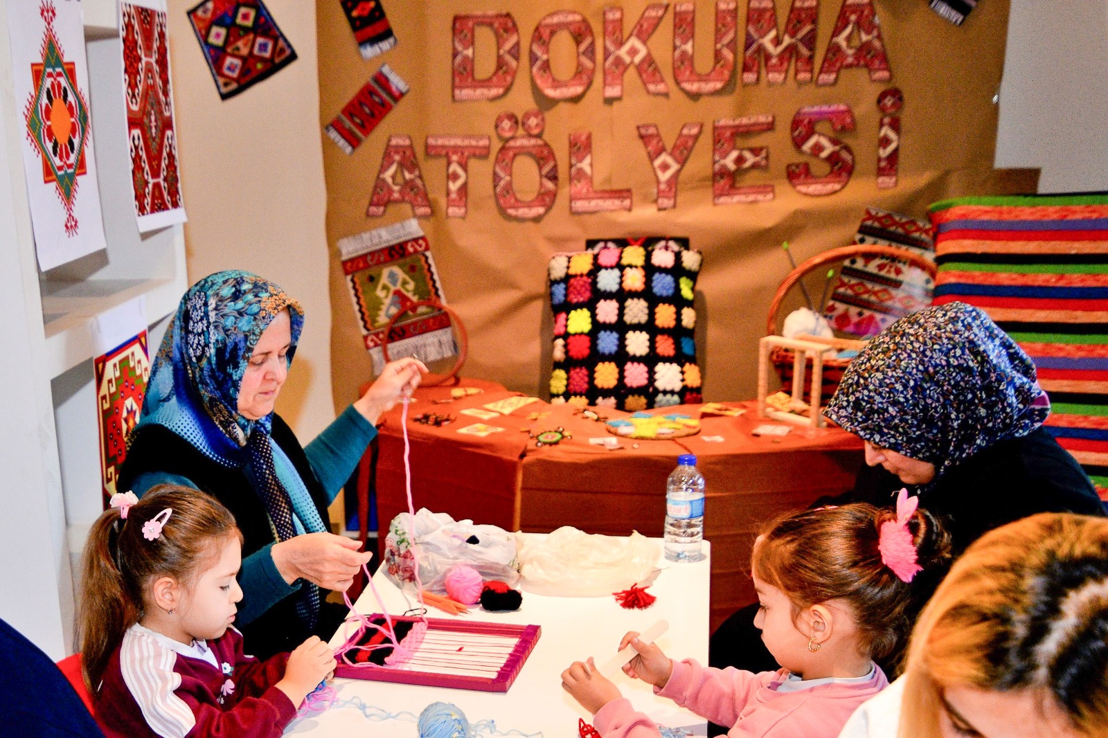 Renkli iplerle gelişen hayal gücü ve güçlü bağlar