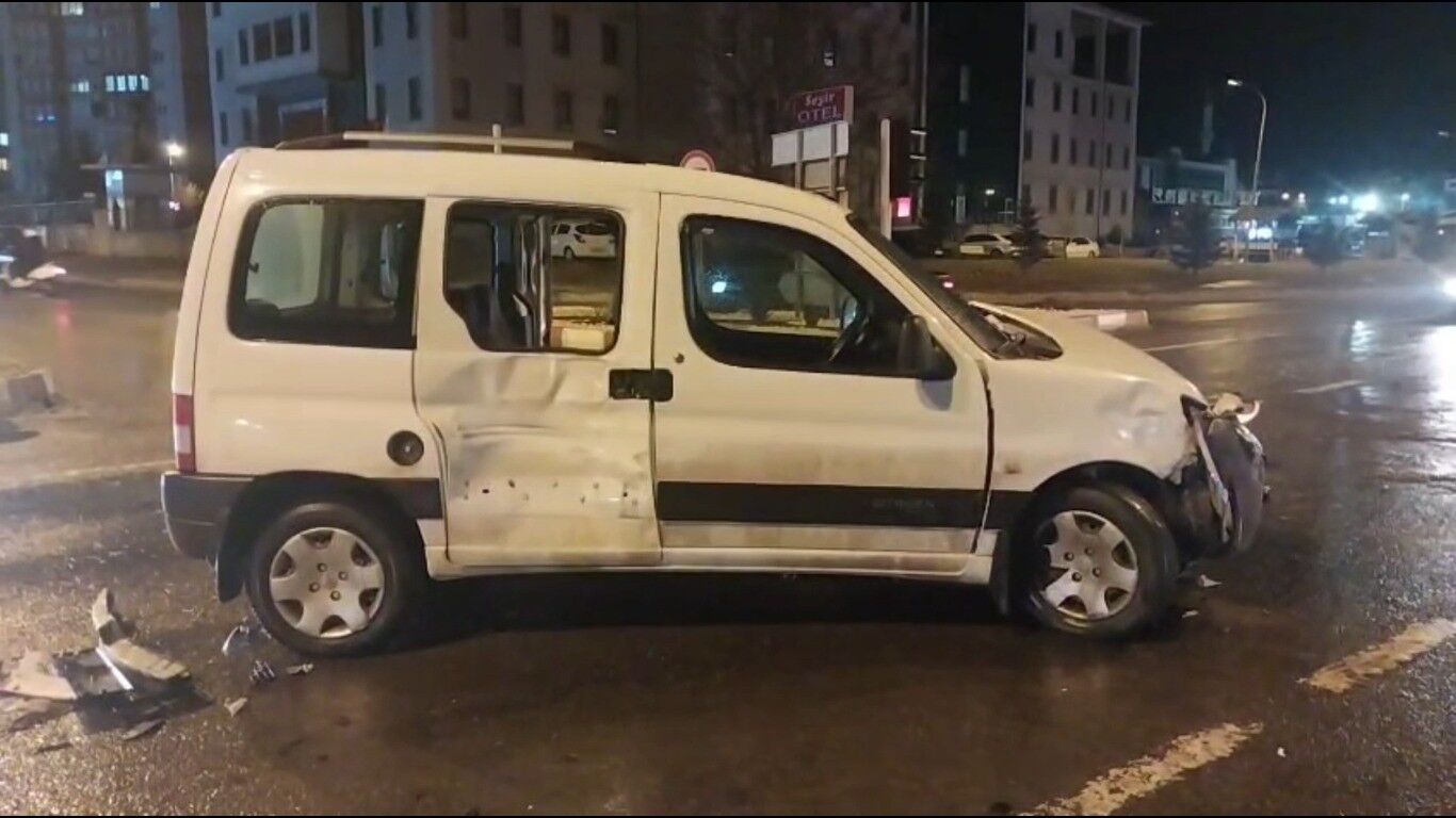 Ambulans ile otomobil çarpıştı: 1 yaralı