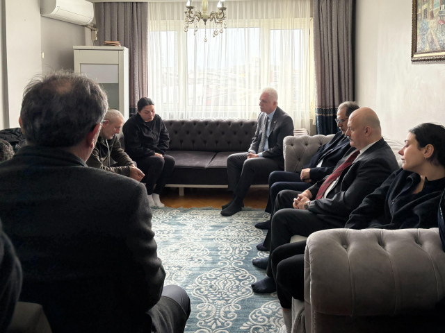 Arkadaşları Atlas'ın Mezarına Gül Ve Şeker Bıraktı Vali Gül