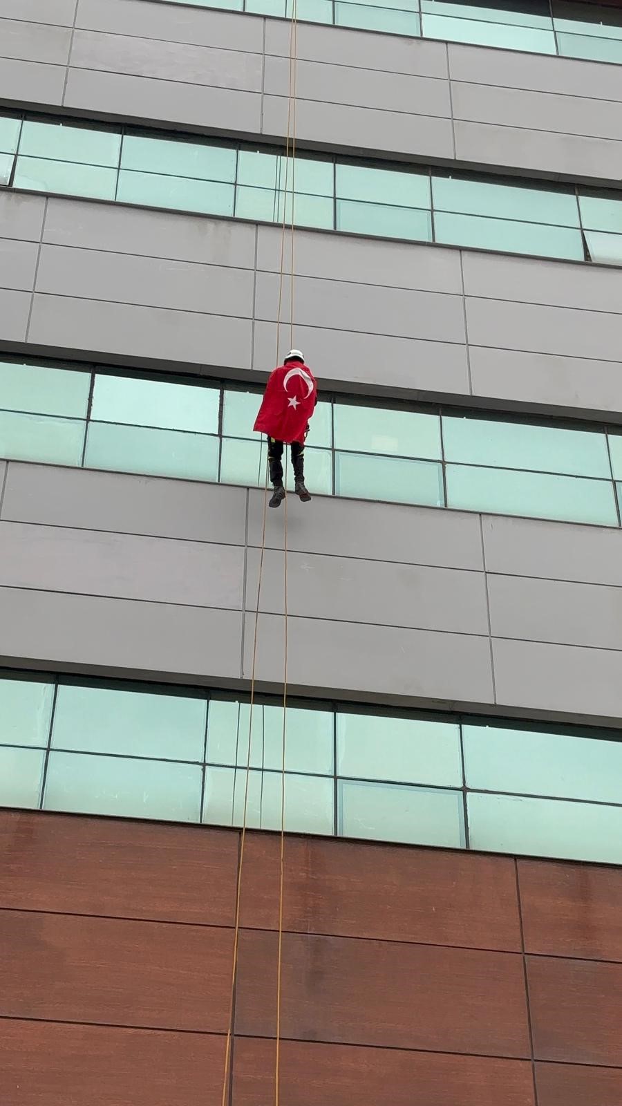 Dev bayrak yaklaşık 30 Metre yükseklikte dalgalanıyor