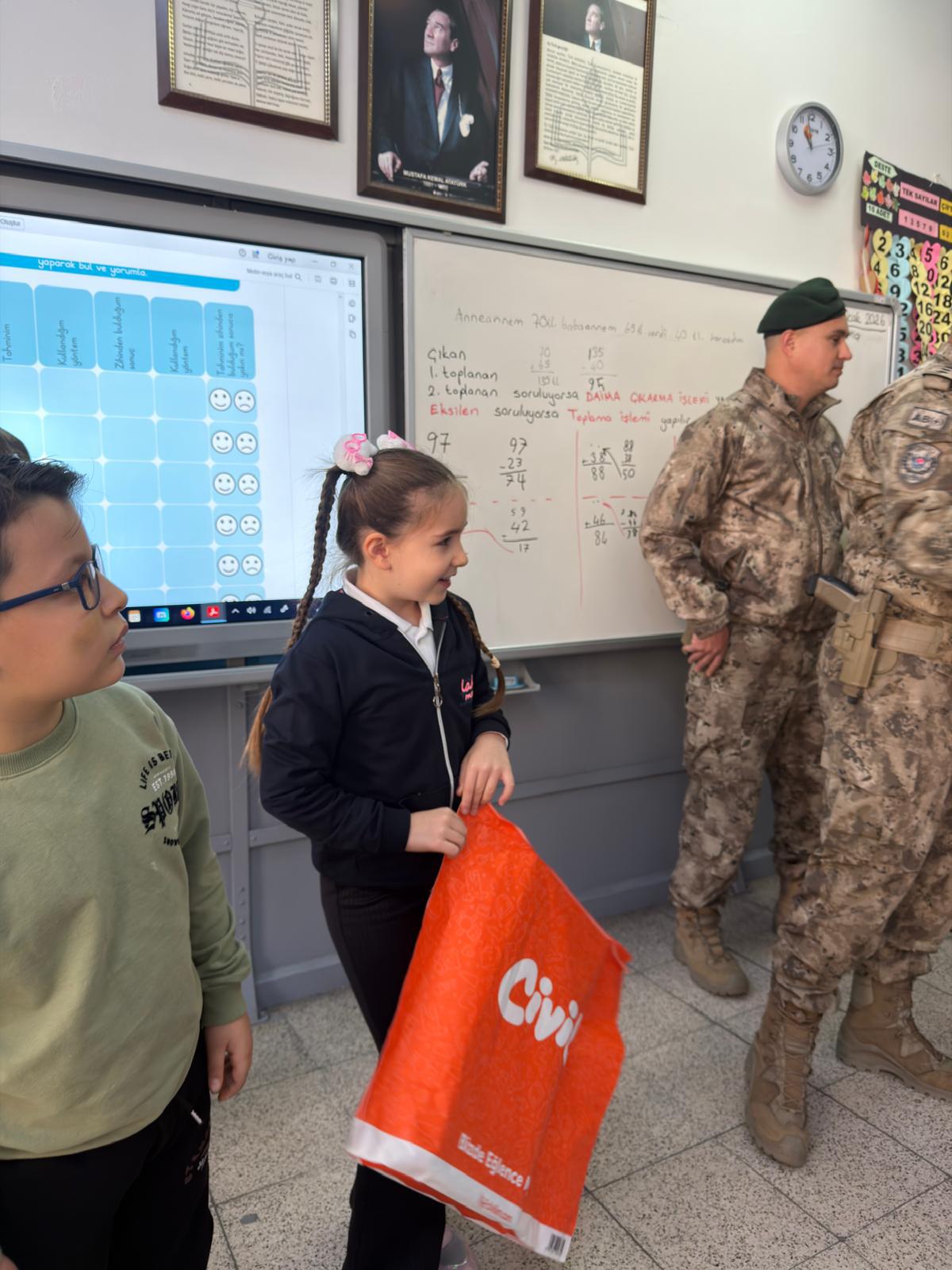 Aydinda Duygu Dolu Dogum Gunu Ozel Harekat Ekiplerinden Sehit Necati Aygunun Emaneti Kizina Sur4