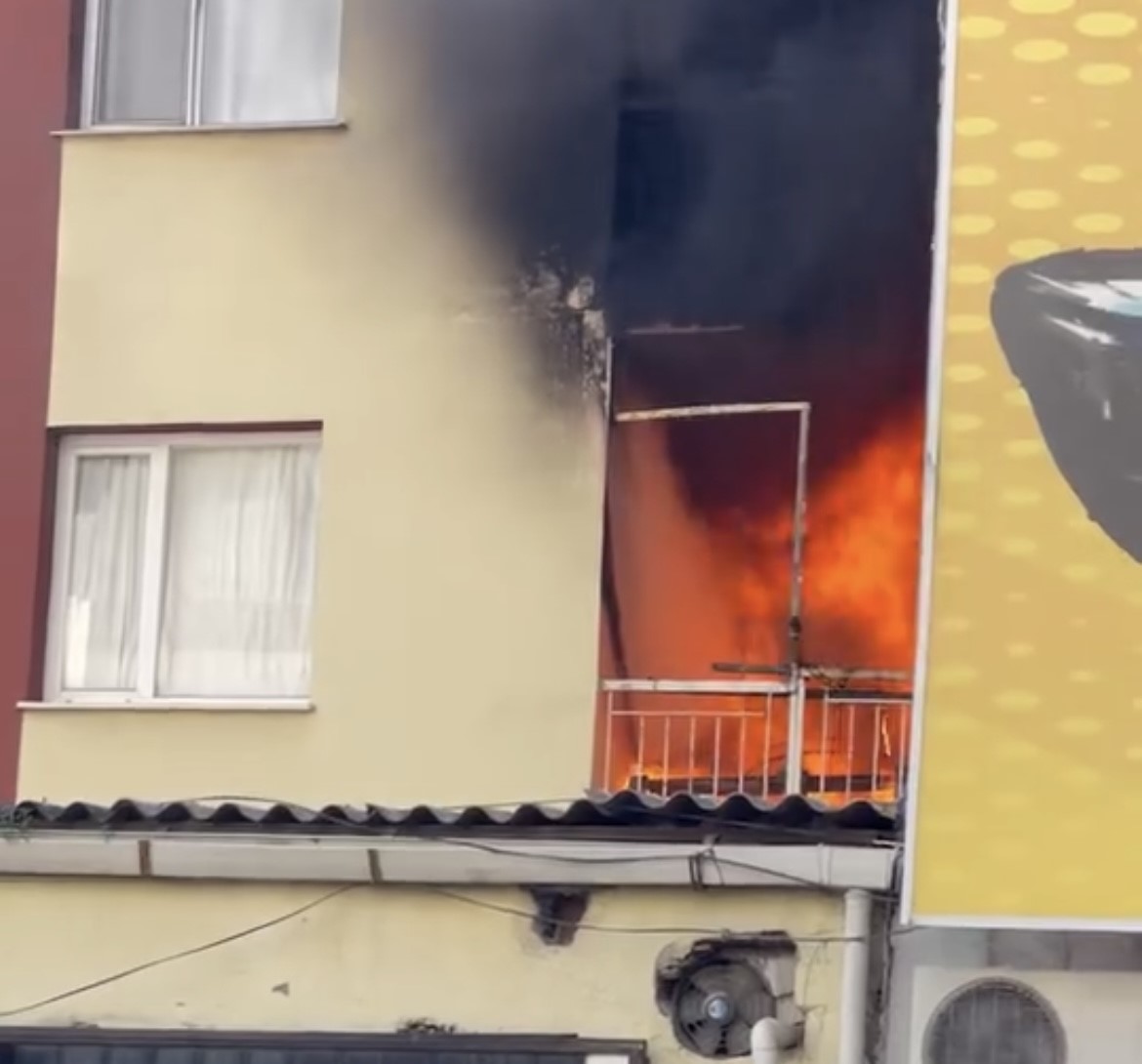 Bornova’da Korkutan Yangın Çıktı. Gökyüzünü Duman Kapladı.