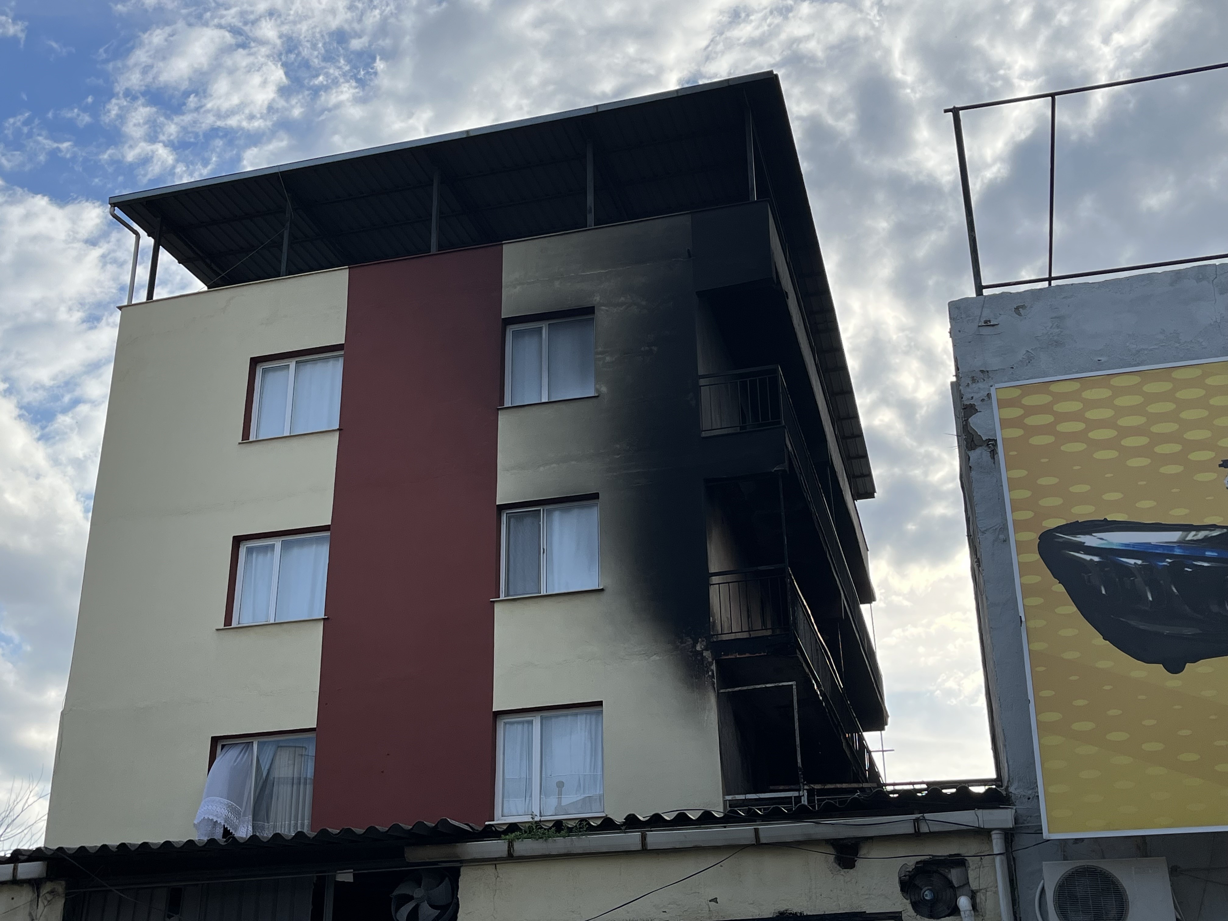 Bornova’da Korkutan Yangın Çıktı. Gökyüzünü Duman Kapladı.2