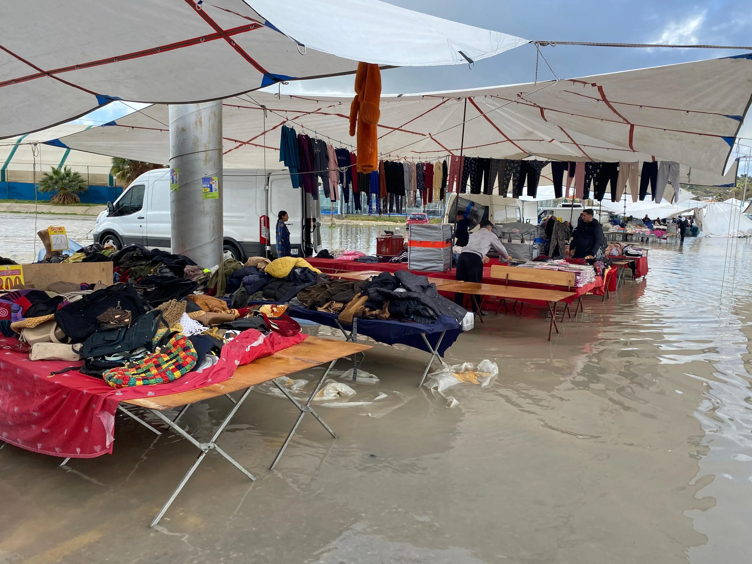 Çeşme'de Sağanak Etkili Oldu; Pazar Yeri Ve Mezarlık Su Altında Kaldı