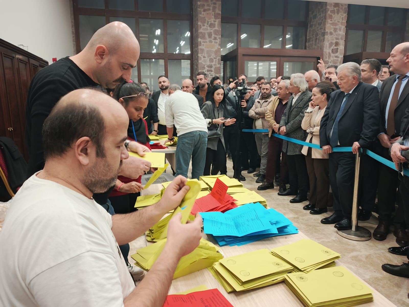 Cesur Yürekli̇ Esnaf Kazandi...3