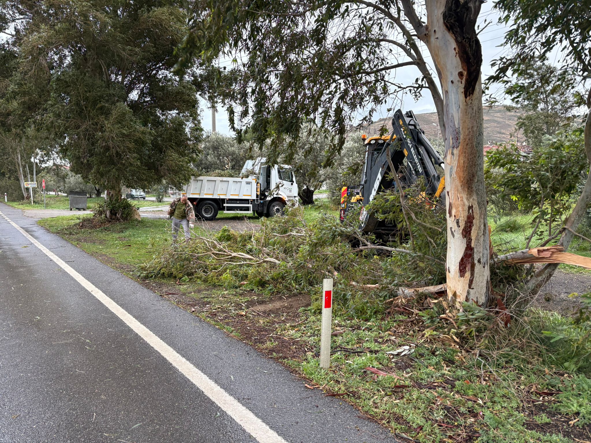 Foça Belediyesi Ekipleri Fırtına Ve Yağışa Karşı Teyakkuzda (7)