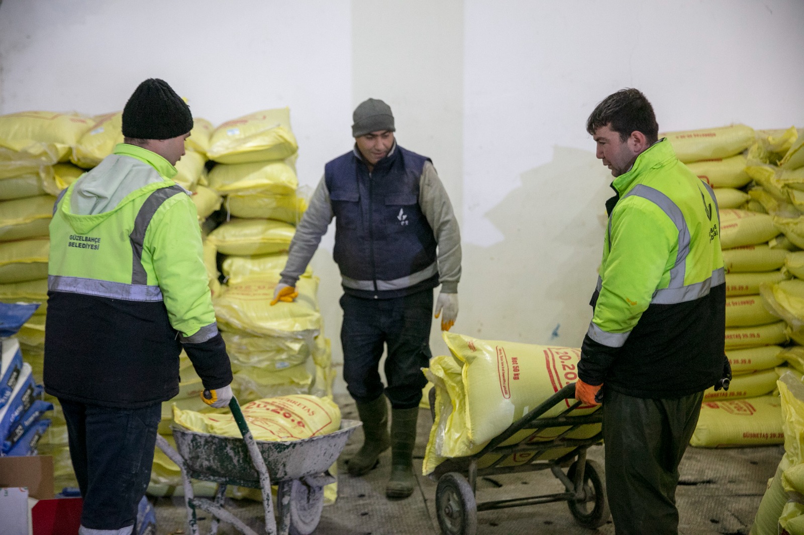 Güzelbahçe’de Üreticiye Gübre Desteği!
