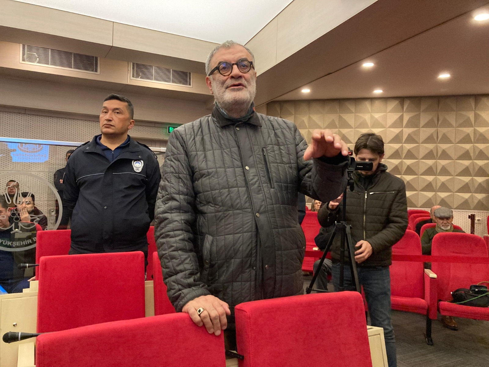 Parti kararına rağmen gelen adaylık çıkışı