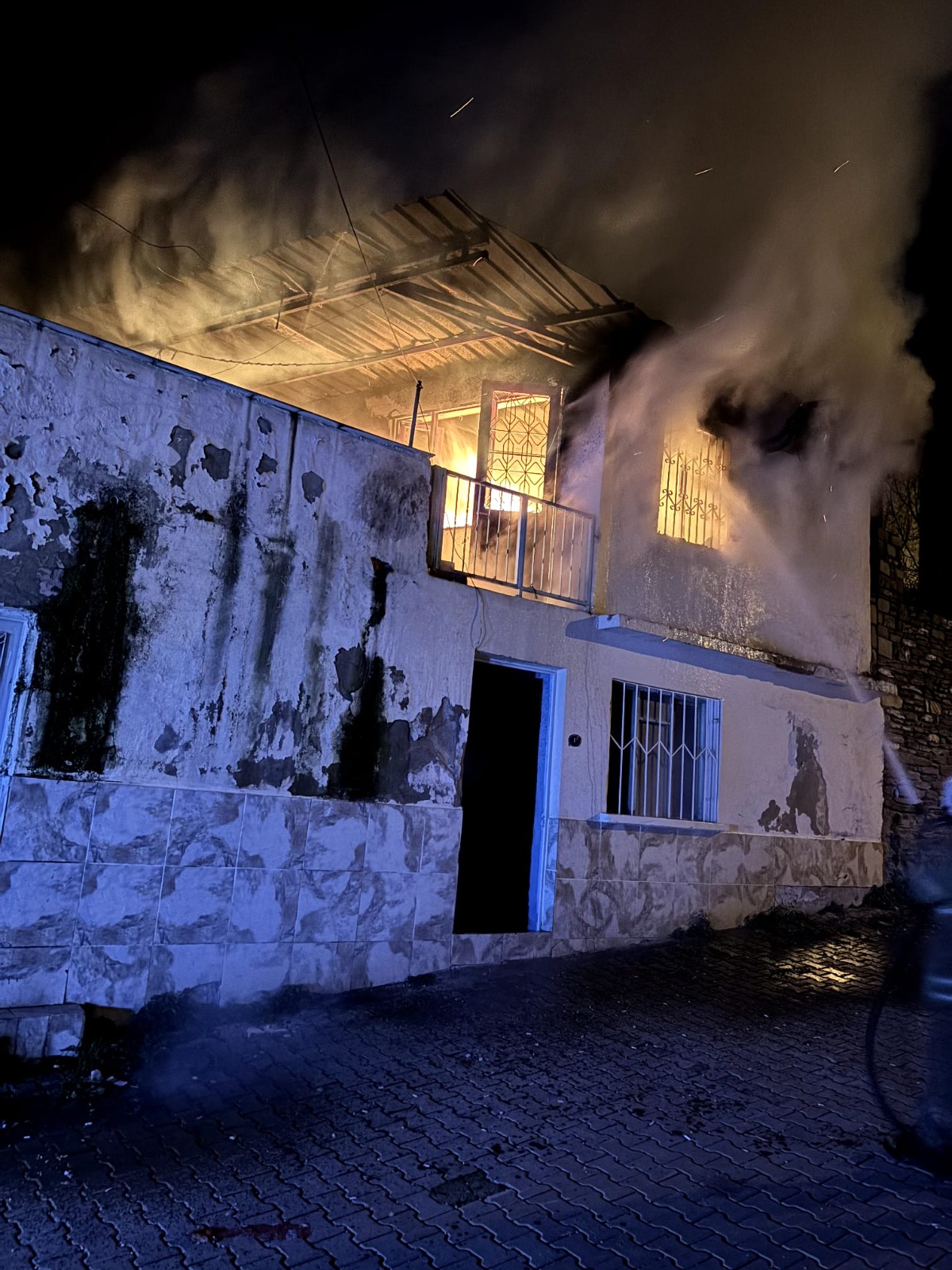 Yangının çıkış nedeni araştırılıyor 