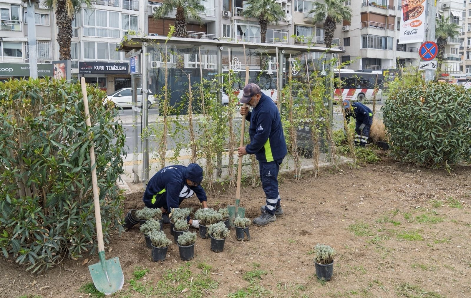 İzmir’de Duraklar Yeşile Büründ