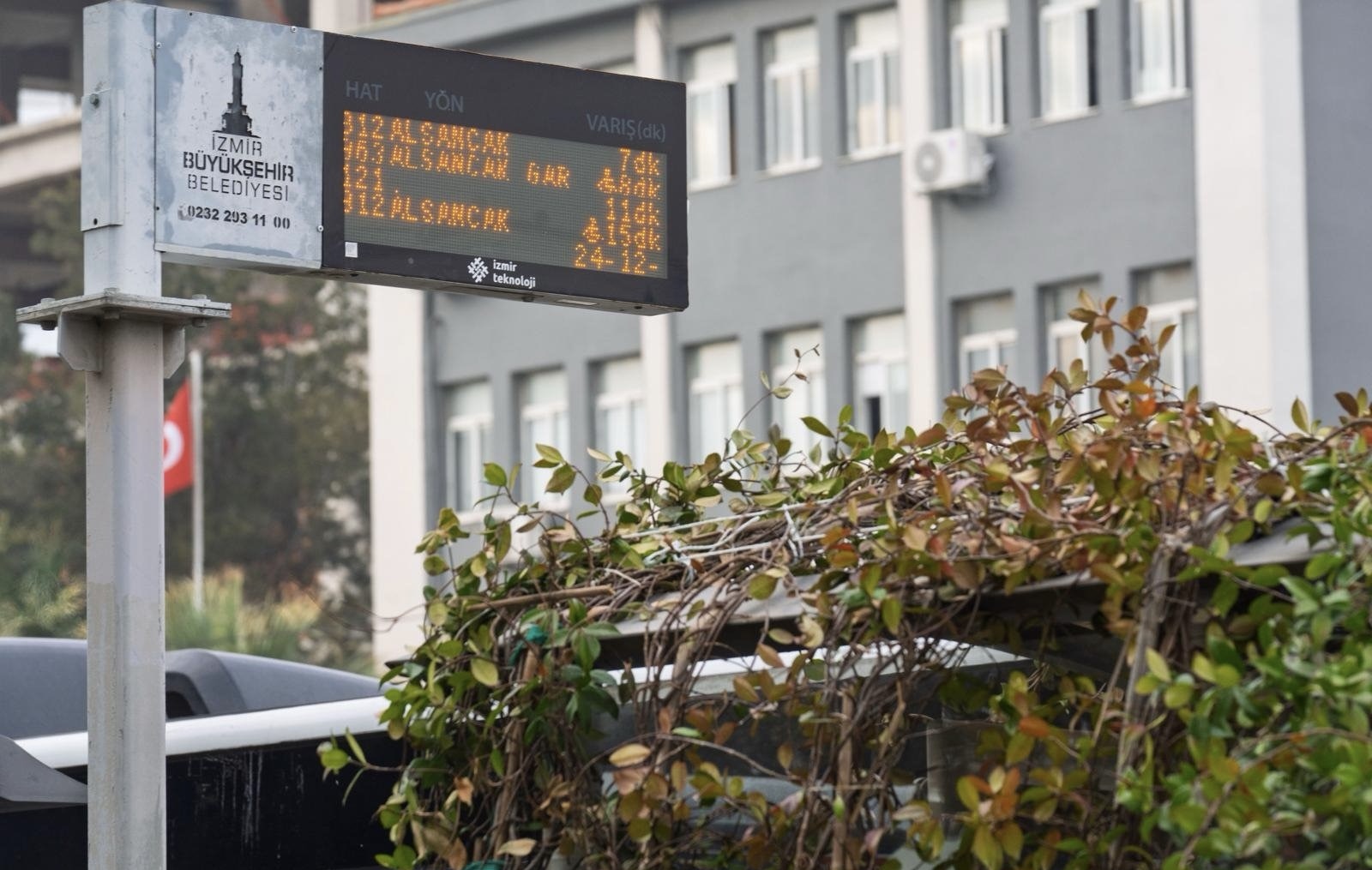 İzmir’de Duraklar Yeşile Büründü2