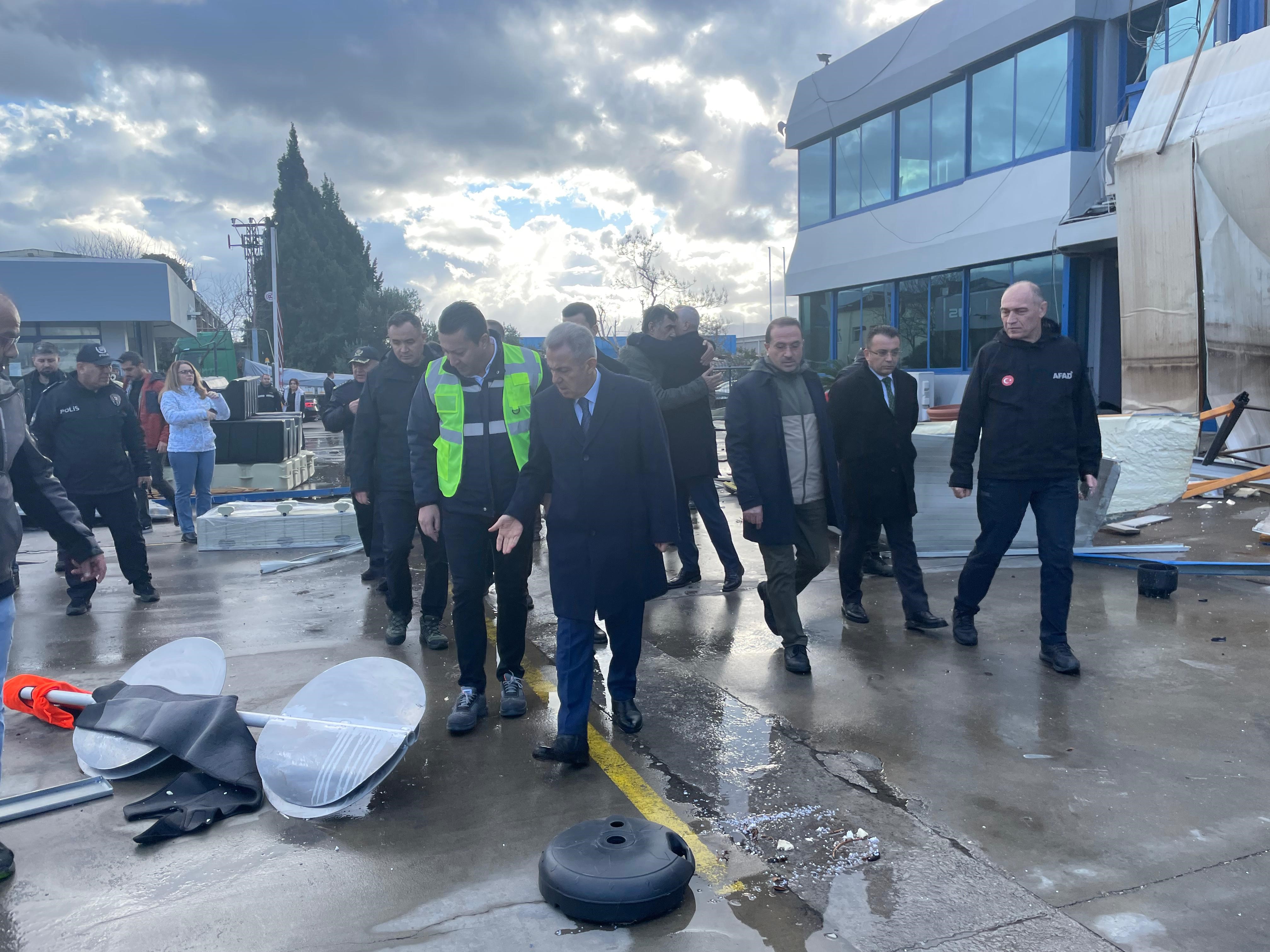 İzmir’de Fırtına Ve Sağanak Hasar Bıraktı2