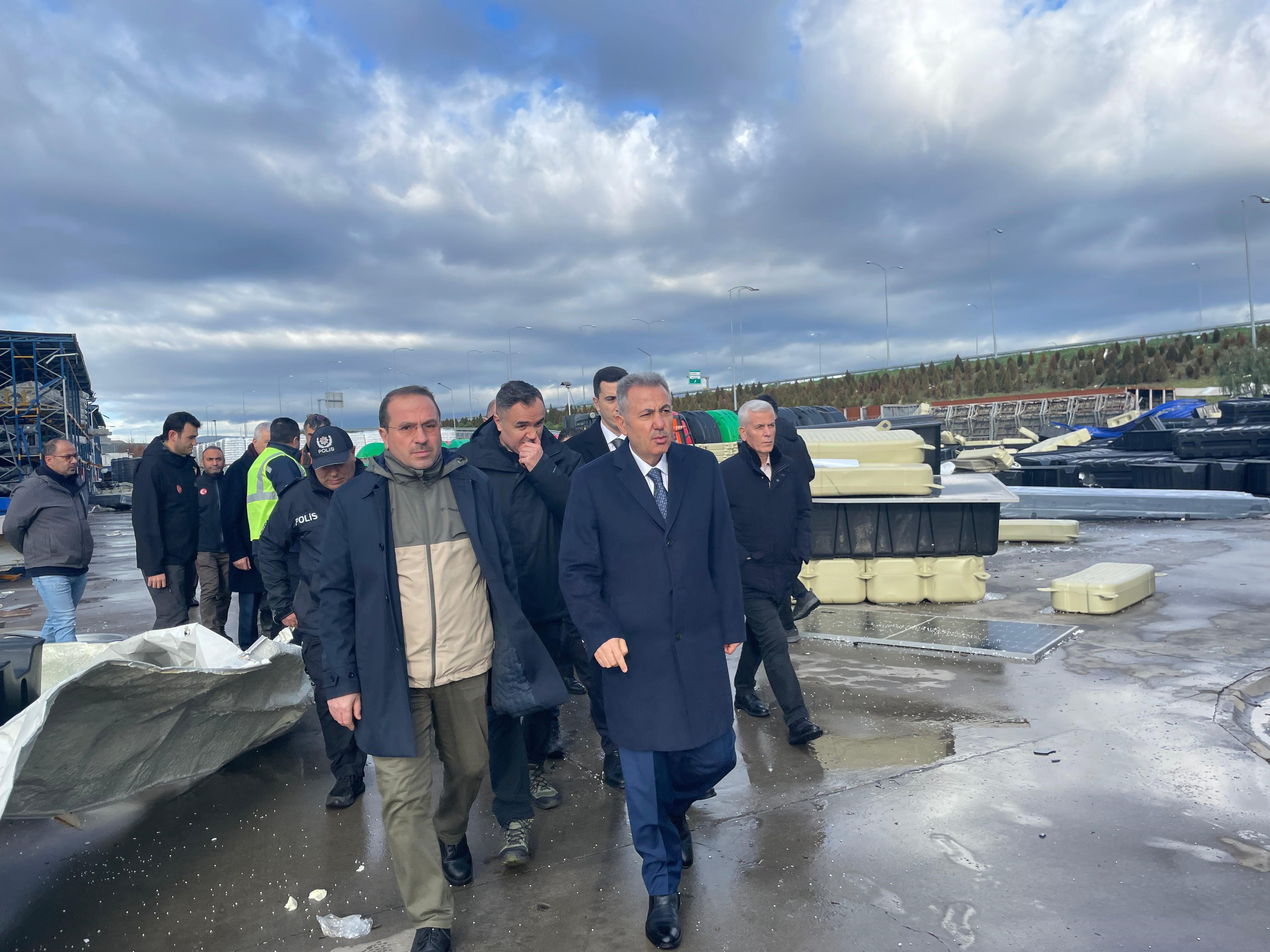 İzmir’de Fırtına Ve Sağanak Hasar Bıraktı3