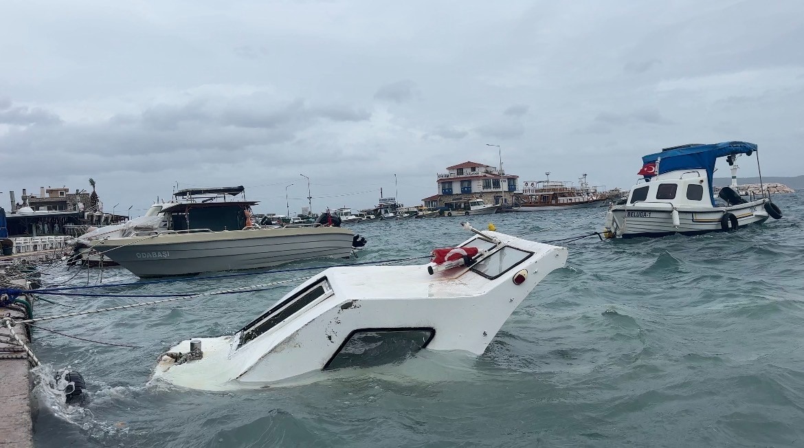 Karaburun ve Mordoğan’da tekneler battı