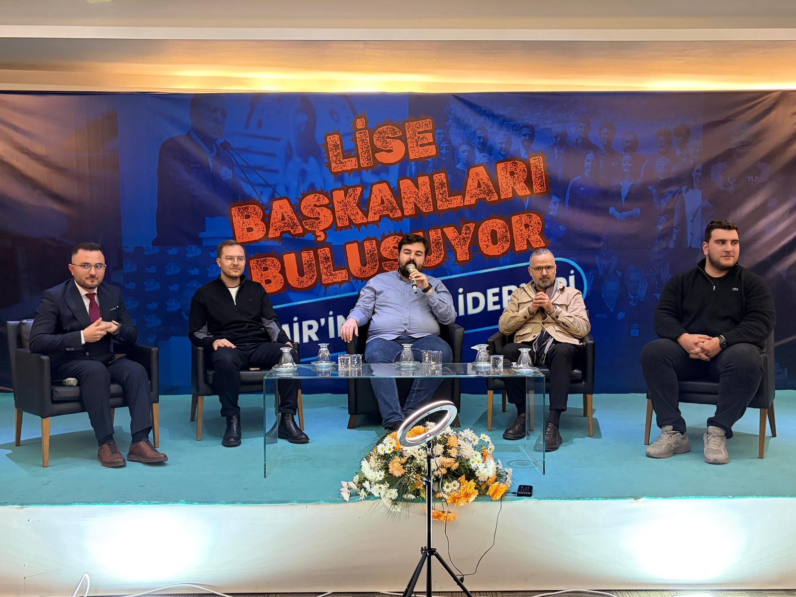 Siyaset ve eğlence bir arada: Gençler için sosyal ortam