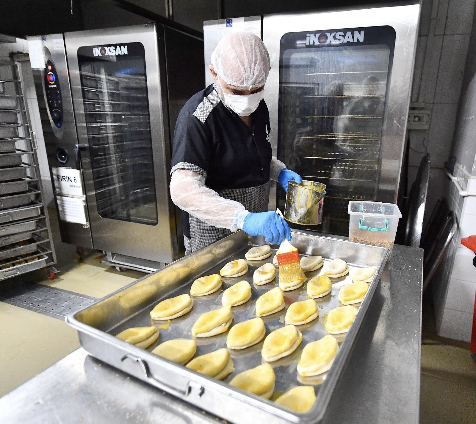 İzmir’de Ilkokul Önlerinde Beslenme Desteği