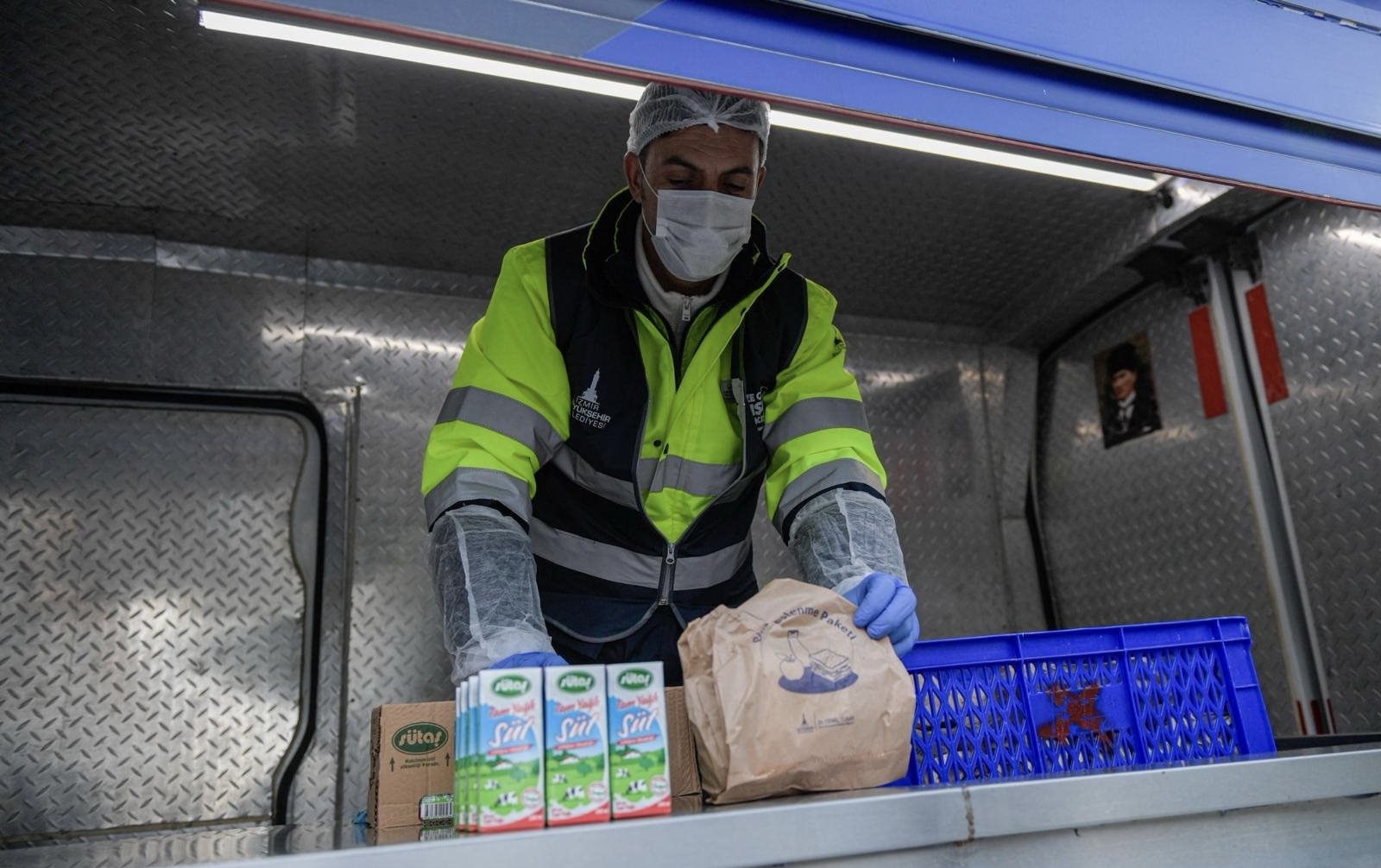 İzmir’de Ilkokul Önlerinde Beslenme Desteği3
