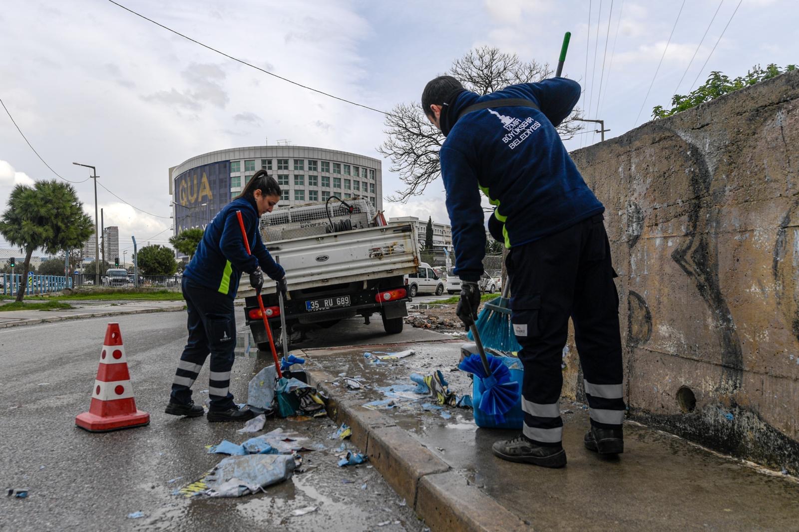İzmir’de Izinsiz Afişlere Sıkı Denetim