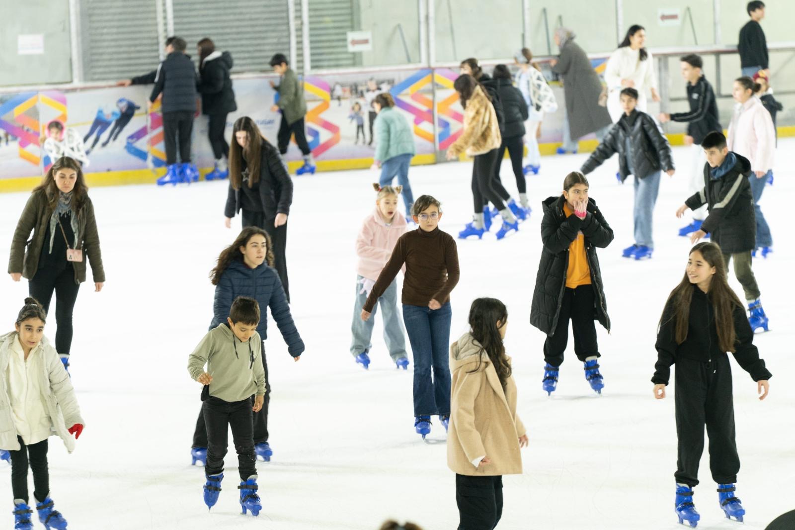 İzmir’de Karne Sevinci Buz Pistine Taşındı!