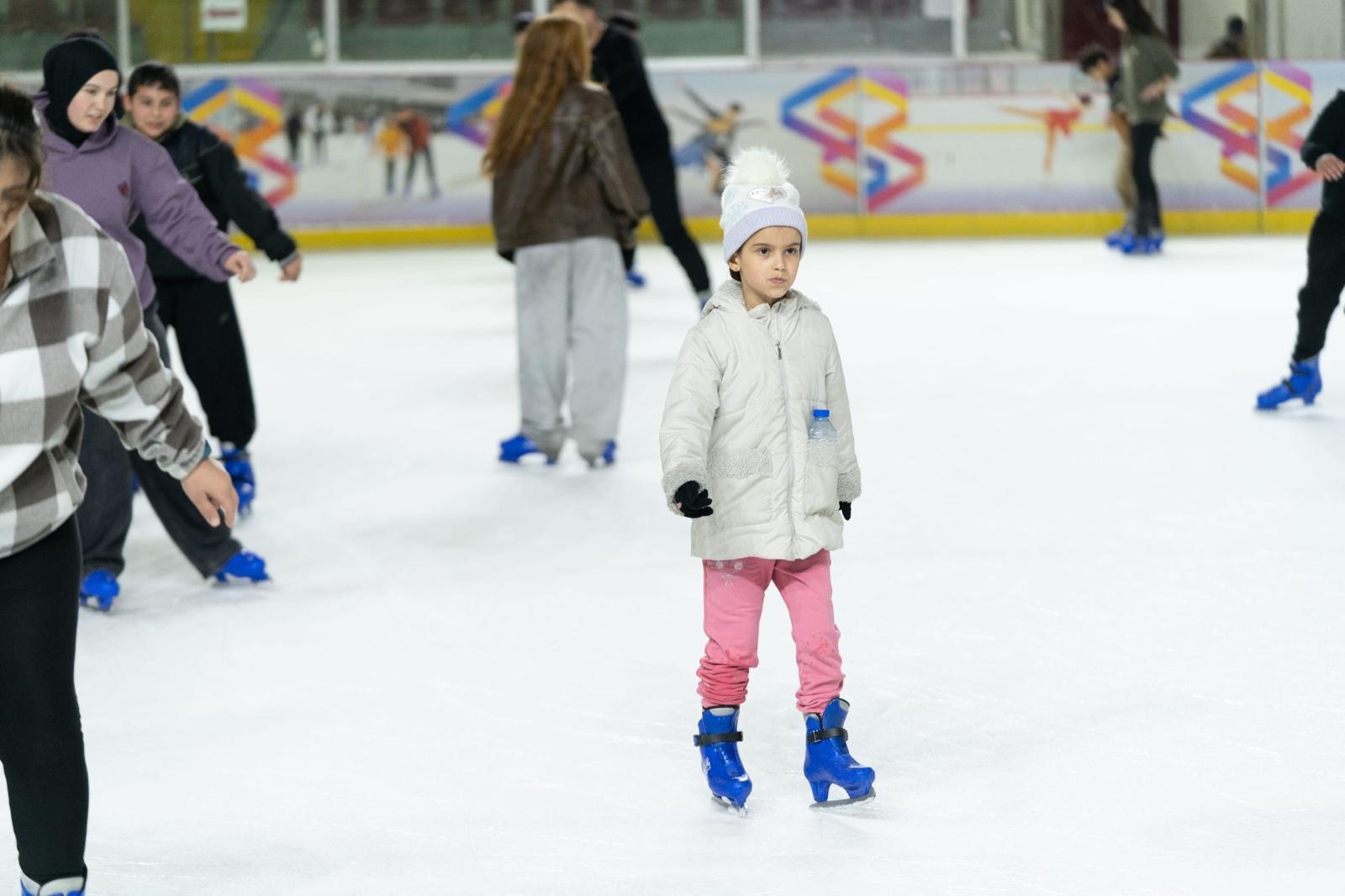 İzmir’de Karne Sevinci Buz Pistine Taşındı!1