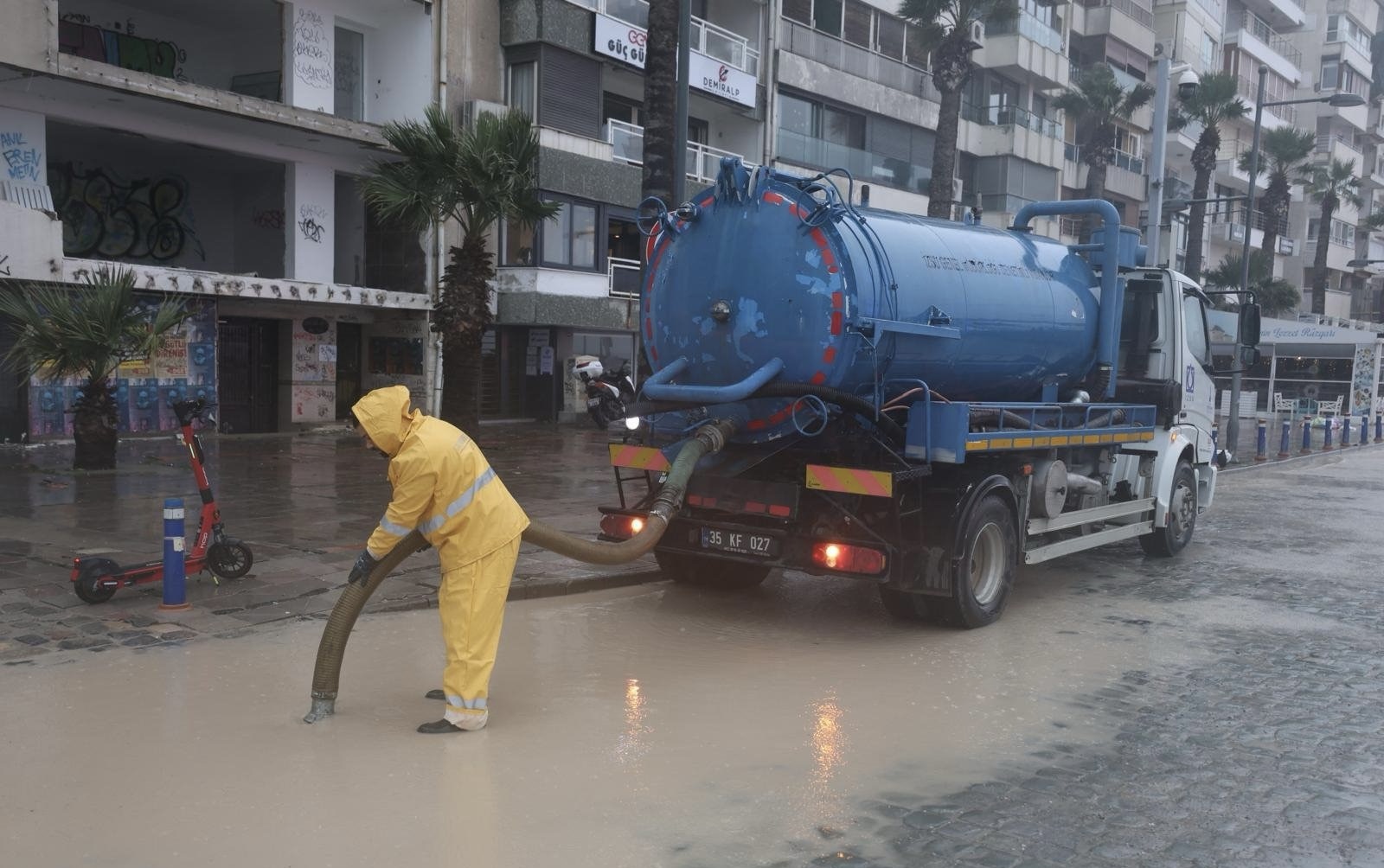İzmir’de Sağanak Alarmı Verildi