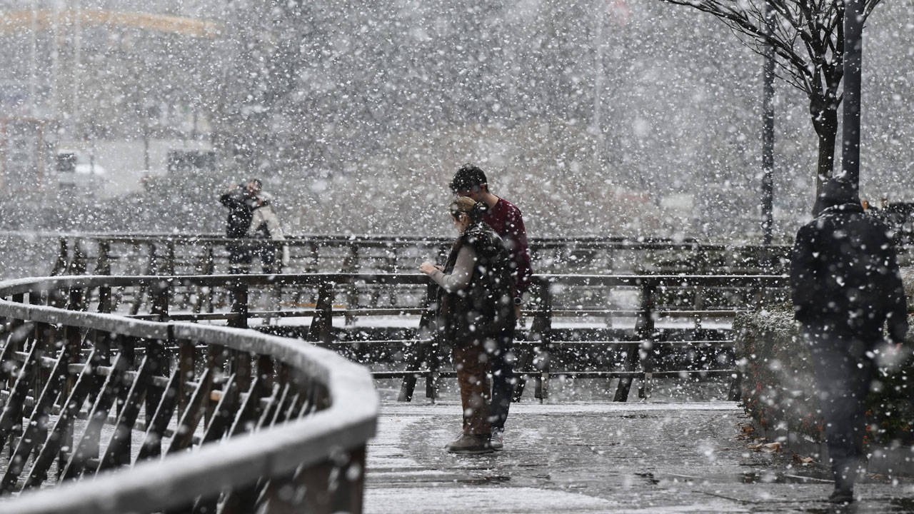 İstanbul beyaza büründü: Megakentte kar ve fırtına mesaisi