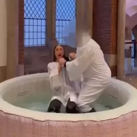 Lily Phillips Vaftiz Oldu