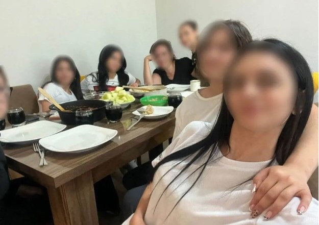 Öğretmen ve öğrenciler temizlik mesaisi arası molada