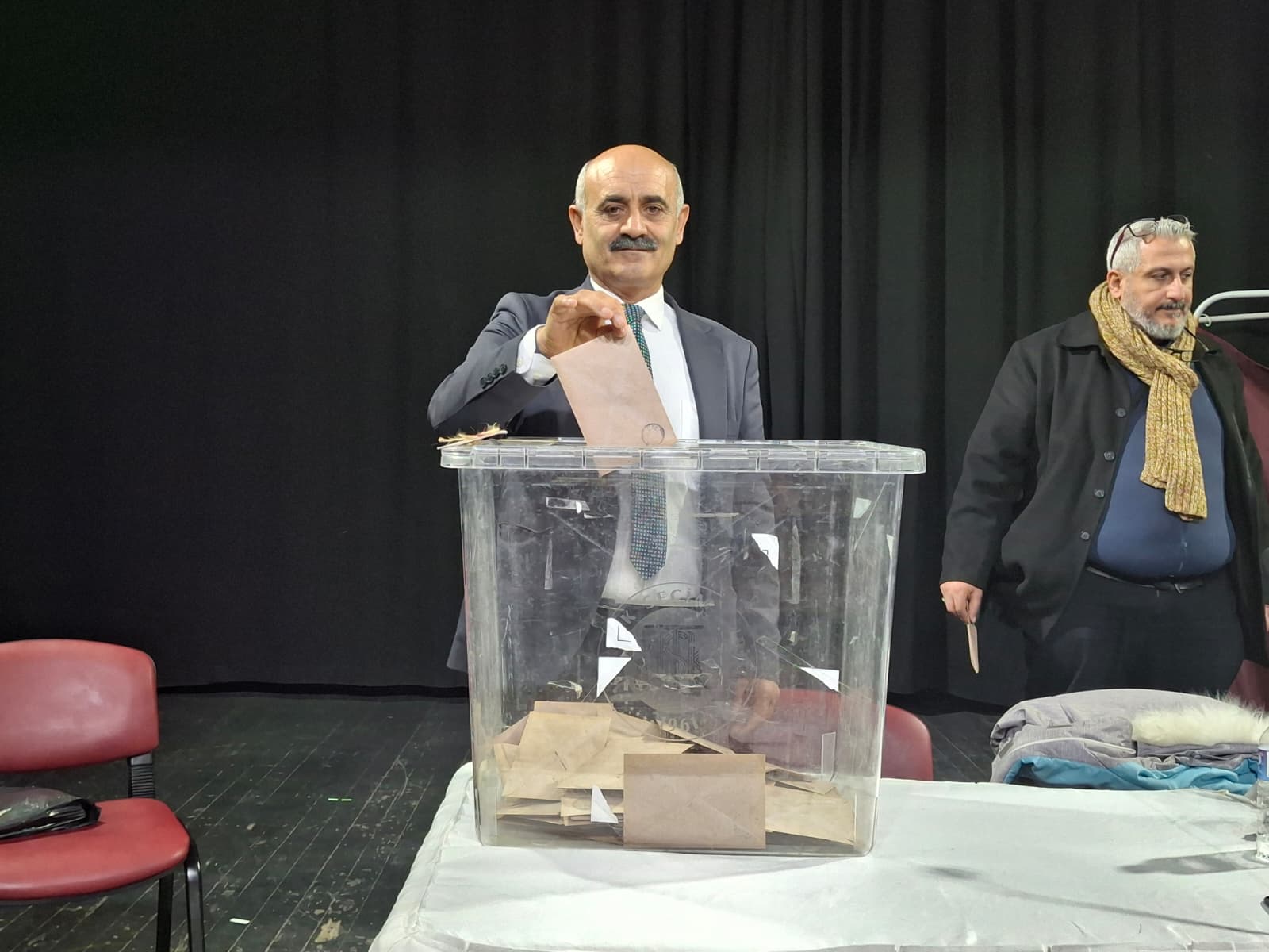 Çakmak’tan yerele çağrı: Çiçekçiler gibi bizim de yerimiz olsun