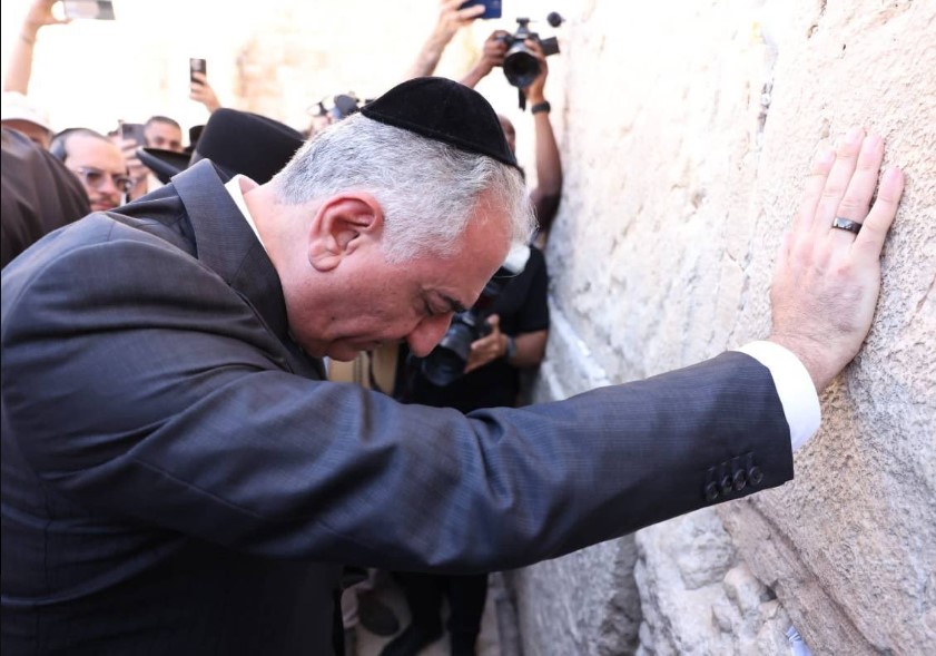 Reza Pehlevi ağalama duvarı önünde