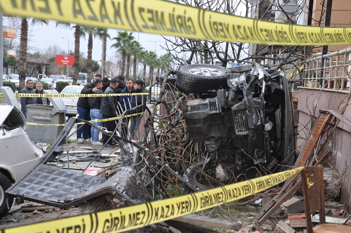 Pikap Yayalara Daldı, Apartmana Girdi