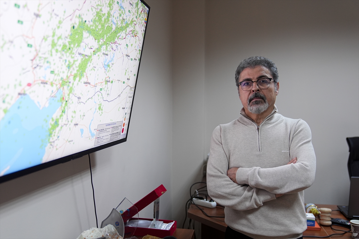 Dokuz Eylül Üniversitesi (DEÜ) Deprem Araştırma ve Uygulama Merkezi Müdürü Prof. Dr. Hasan Sözbilir, Kahramanmaraş merkezli 6 Şubat depremlerinin etkilediği bölgede sismik riskin oldukça yüksek olduğunu vurguladı. Prof. Dr. Sözbilir, “Bölge deprem tehlikesi açısından dünyadaki en sismik bölgelerden bir tanesi. Belli bir zaman sonra buradaki enerji boşalımının ilettiği daha farklı faylar üzerinde yeni depremler olacaktır.” dedi. Aynı zamanda Afet ve Acil Durum Yönetimi Başkanlığı (AFAD) Deprem Bilim Kurulu Üyesi olan Sözbilir, Türkiye’nin üç yıl önce “asrın felaketi” olarak tanımlanan Kahramanmaraş merkezli depremlerle 11 ili etkileyen 7,7 ve 7,6 büyüklüğündeki sarsıntıların, dünya genelinde önemli sismik hareketler arasında yer aldığını hatırlattı. “Kırılan faylar üzerinde artçı depremler olabilir” Sözbilir, ana yırtılmanın olduğu bölgelerde artçı depremlerin devam ettiğini belirterek, ana deprem sırasında kırılan fayların üzerinde yeni yıkıcı bir deprem oluşma olasılığının bulunmadığını söyledi. Prof. Dr. Sözbilir, artçı niteliğindeki sarsıntılara değinerek, “O faylar üzerinde 7,7'ye varan deprem olduğu için 6,0'ya kadar, kırılan faylar üzerinde artçı depremler olabilir.” ifadesini kullandı. Depremlerin ardından bölgede farklı büyüklüklerde 100 binin üzerinde sarsıntı kaydedildiğini aktaran Sözbilir, bunun bölgedeki sismik hareketliliğin sürdüğünü gösterdiğini dile getirdi. Riskli fayları tek tek saydı! Prof. Dr. Sözbilir, Kahramanmaraş depremlerinde henüz kırılmamış ve her an deprem üretebilecek fayların bulunduğunu şu sözlerle açıkladı: “Maraş Fayı'nda kırılma gerçekleşmiş değil. Savrun Fayı'nda ve güneydeki Yumurtalık, Karataş gibi faylarda da durum böyle. Bunlar gelecekte deprem üretmesi beklenen faylar. Bölge deprem tehlikesi açısından dünyadaki en sismik bölgelerden bir tanesi. Belli bir zaman sonra buradaki enerji boşalımının ilettiği daha farklı faylar üzerinde yeni depremler olacaktır. Ecemiş Fayı var, büyük faylardan bir tanesi, Pozantı'dan Adana'ya doğru inen bir fay. O fay da uzun süredir suskun. İskenderun, Yumurtalık taraflarında kırılma olasılığı olan faylar bulunabiliyor. Antakya Fayı var. Belli ölçekler de şu anda artçı depremler sürüyor ama bir bütün olarak tümü henüz kırılmış değil. Dolayısıyla gelecekte bunlarla ilgili sıkıntılar yaşanabilir.”  Antakya ve Ölüdeniz Fayları Üzerine Çalışmalar  Depremin ardından Antakya ve Ölüdeniz faylarının bazı kesimlerinde araştırmalar yürüttüklerini aktaran Sözbilir, fayların deprem üretme sıklığını incelemek için hendekler açtıklarını ve çalışmaların yıl sonunda tamamlanacağını belirtti.  Bölgedeki iyileştirme sürecine de değinen Sözbilir, AFAD tarafından uygulamaya konulan Türkiye Afet Sonrası İyileştirme Planı çerçevesinde çok sayıda yeni konut inşasının sürdüğünü ve halkın afet bilincinin artırılması yönünde çalışmaların devam ettiğini hatırlattı. Sözbilir, afet öncesi hazırlıkların önemine işaret ederek, “Çok sayıda yeni konutların yapılması, oralarda halkın afet bilincinin yükseltilmesi konusunda farklı kurum ve kuruluşların çalışmaları devam ediyor. Burada artık bir sonraki depreme hazırlıklar üzerinde çalışılması gerekiyor. Bir afet öncesi, afete hazırlık dönemi var. Şu anda iyileşme çalışmasından sonra tekrar risk azaltma çalışmalarının başlaması gerekiyor.” dedi.