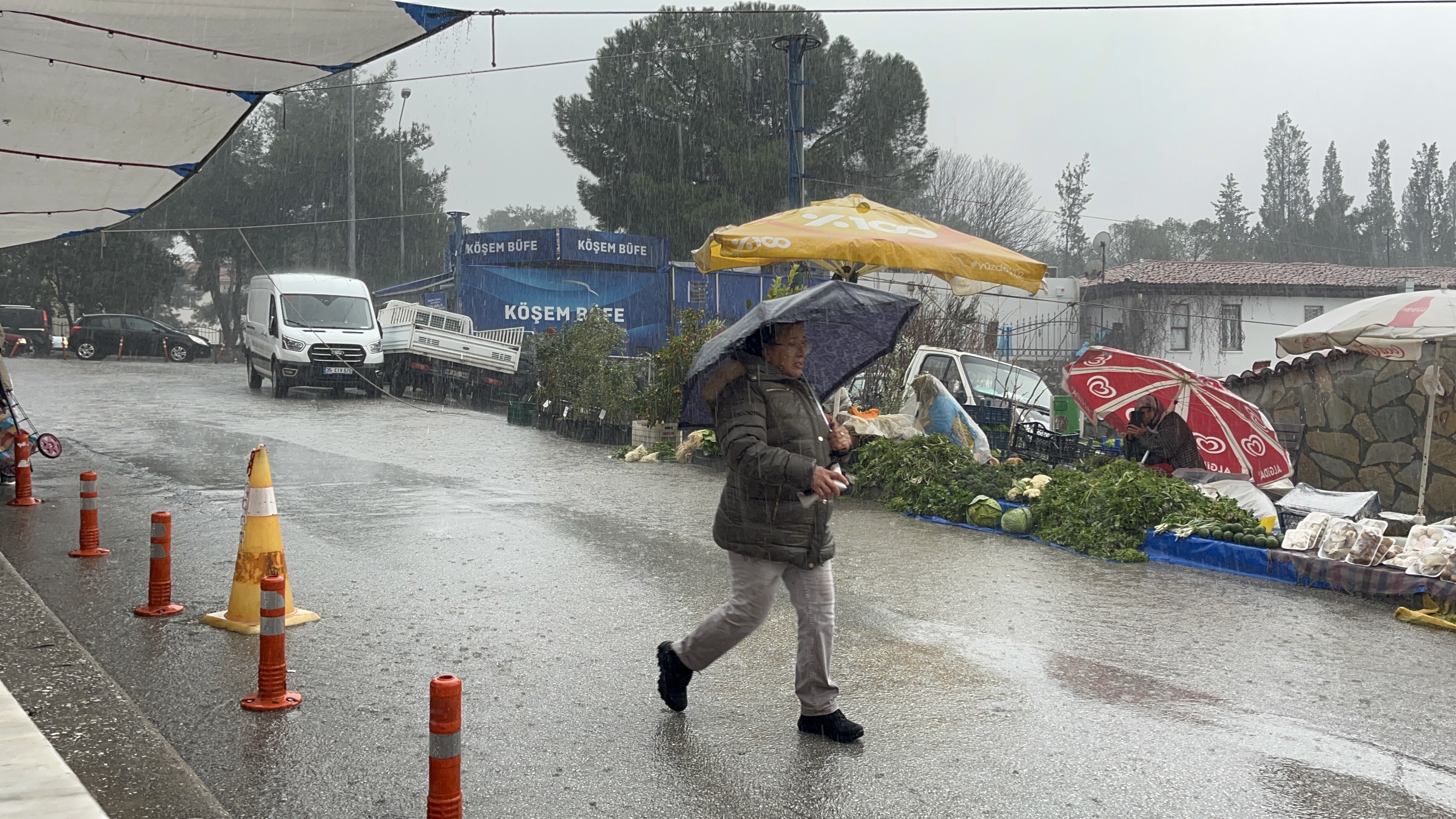 Sağanak Pazarı Vurdu. Menteşe’de Alışveriş Durma Noktasına Geldi.