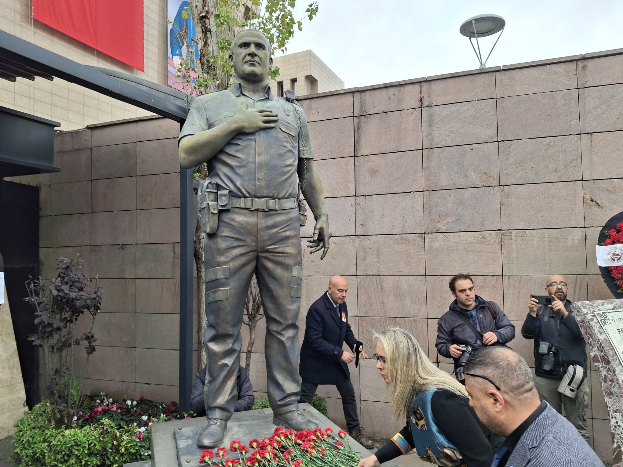 Törenin ardından Fethi Sekin'in İzmir Adliyesi önündeki anıta karanfiller bırakıldı.