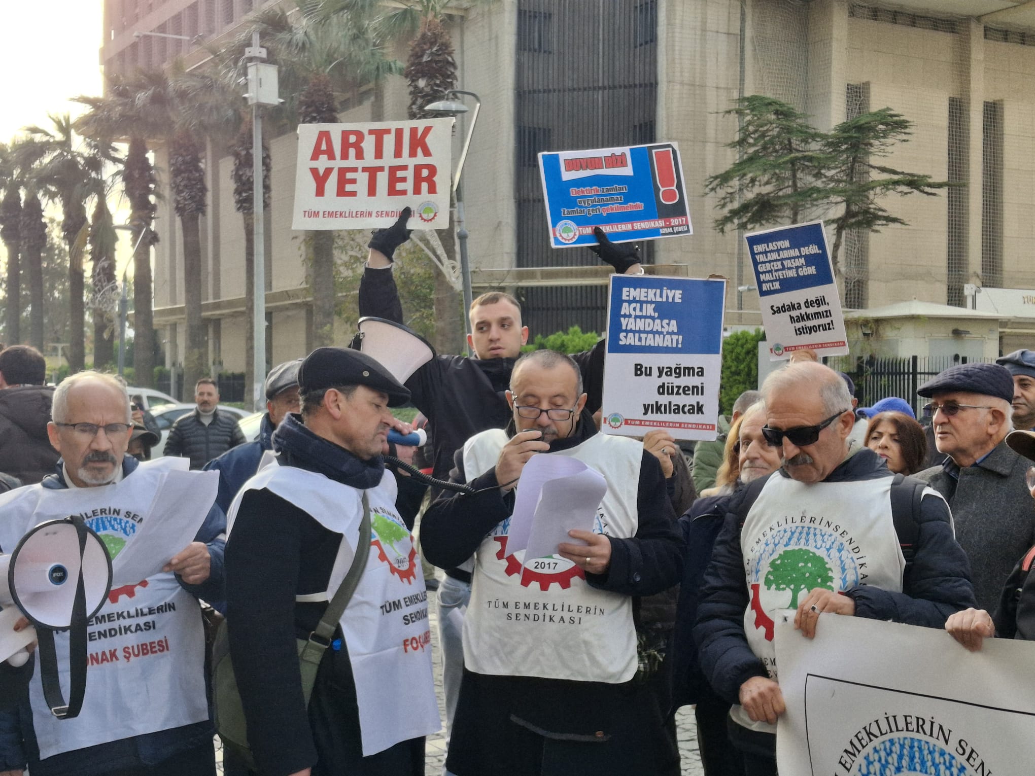 “Emekçilerin yaşam onuruna yönelmiş açık saldırı”