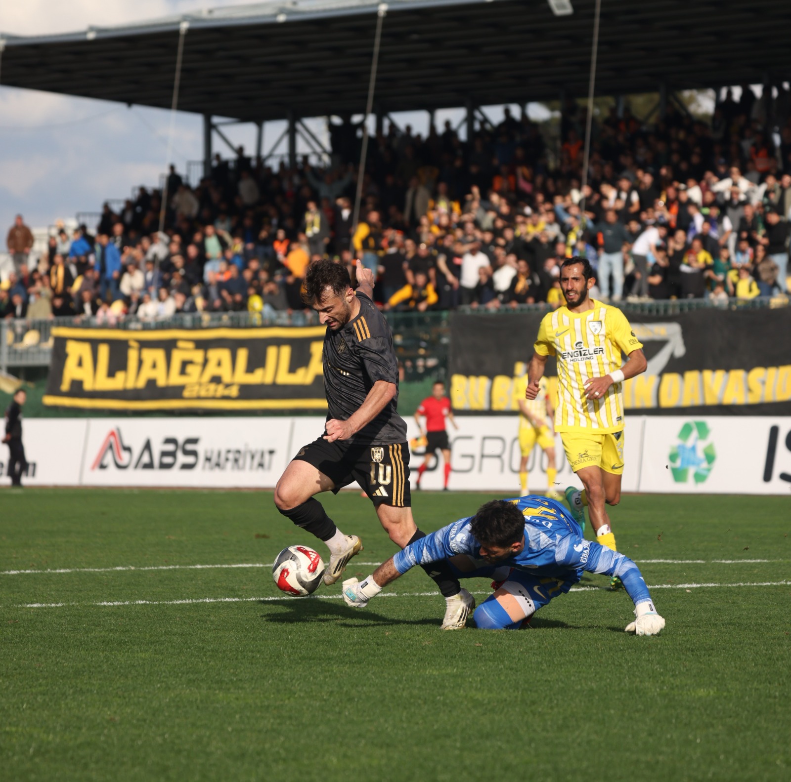 İlk yarının sonunda Malik Karaahmet sahne aldı