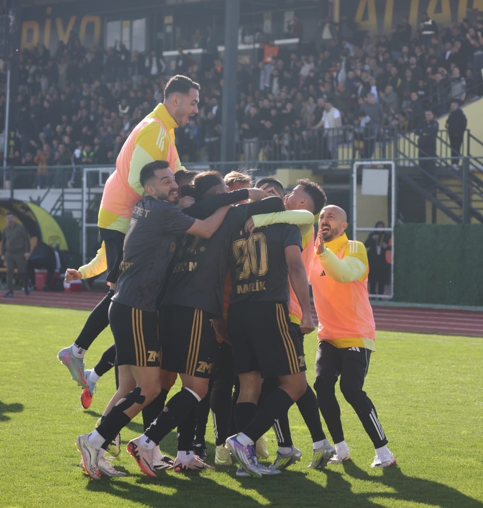 Kartların havada uçuştuğu sert mücadele