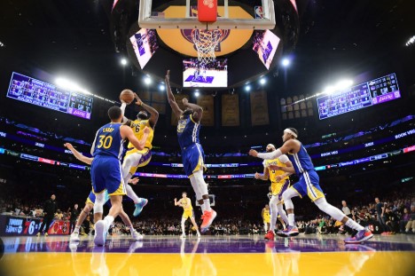 LeBron James farkıyla Lakers galip