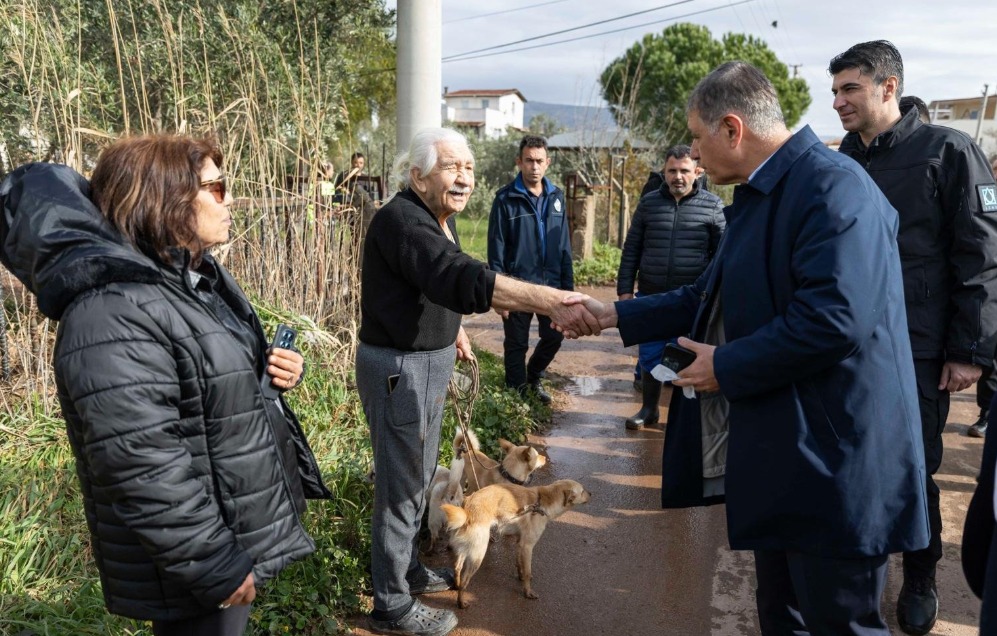 Ürkmez’de vatandaşlarla sıcak temas